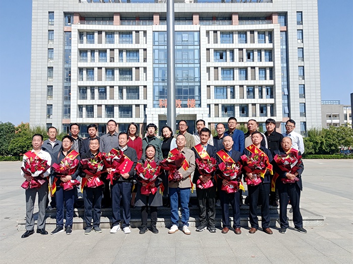 舒城二中举行退休教师荣休仪式