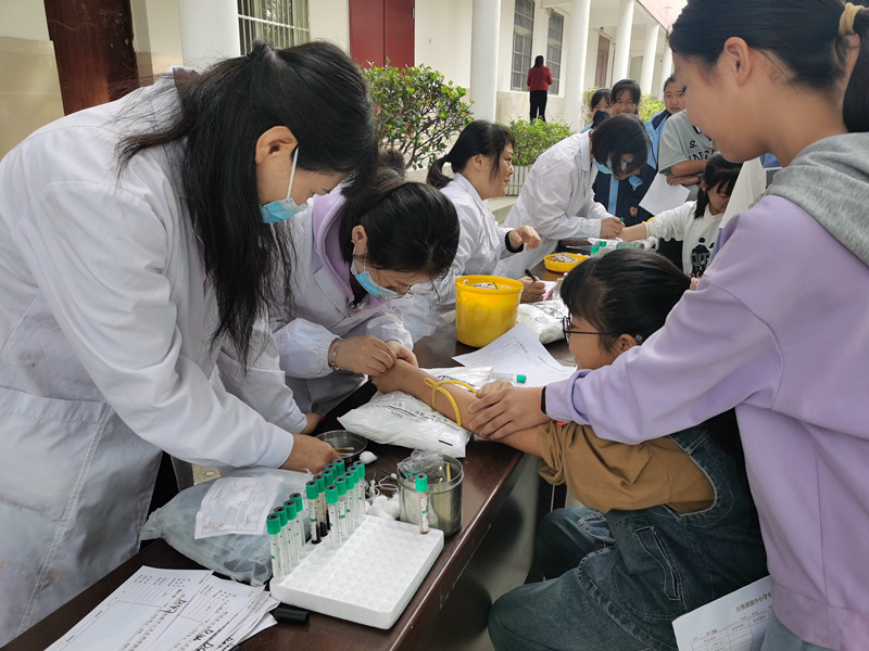 万佛湖镇中心学校开展学生健康体检活动