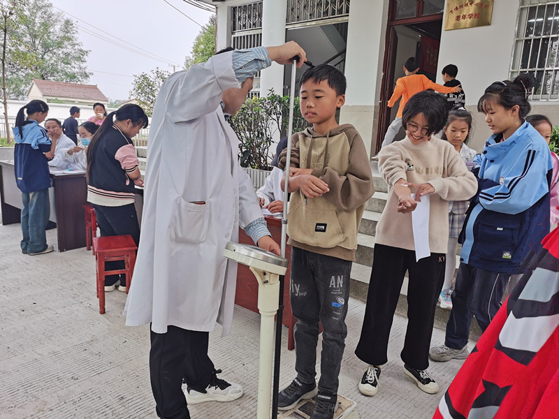 万佛湖镇中心学校开展学生健康体检活动