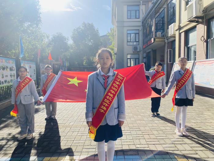 实验小学教育集团欧洲华城校区举行升旗仪式暨秋季运动会颁奖仪式