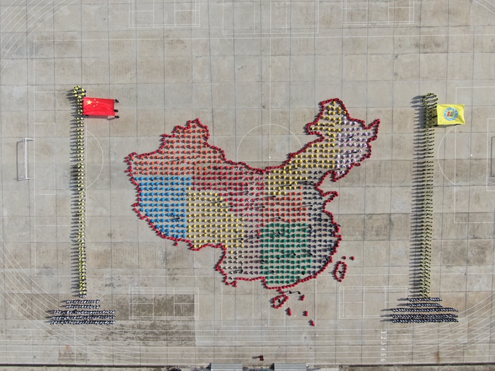 青春飞扬心向党 千人组图志报国——两千名仁峰学子共同拼制"彩色的中