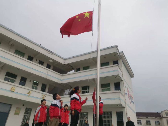 桃溪镇中心学校举行新学期升旗仪式