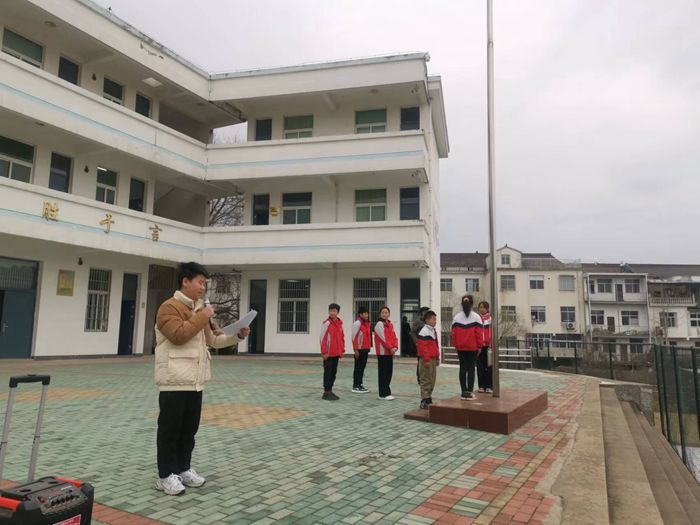 桃溪镇中心学校举行新学期升旗仪式