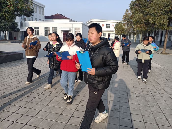 千人桥小学开展校园卫生检查