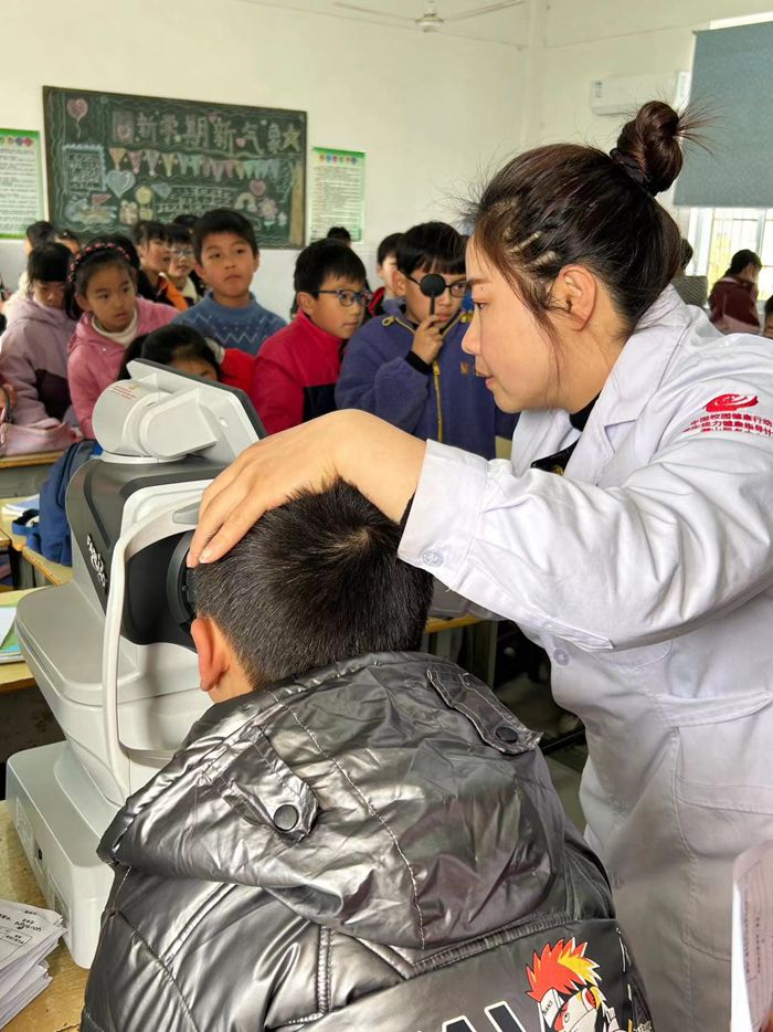 千人桥小学视力检测进校园