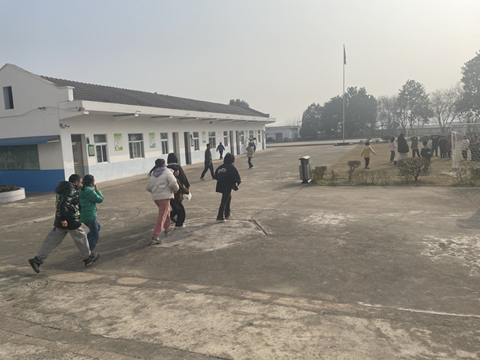 筑牢安全防线——张母桥镇长冲小学举行火灾应急疏散演练_舒城县人民
