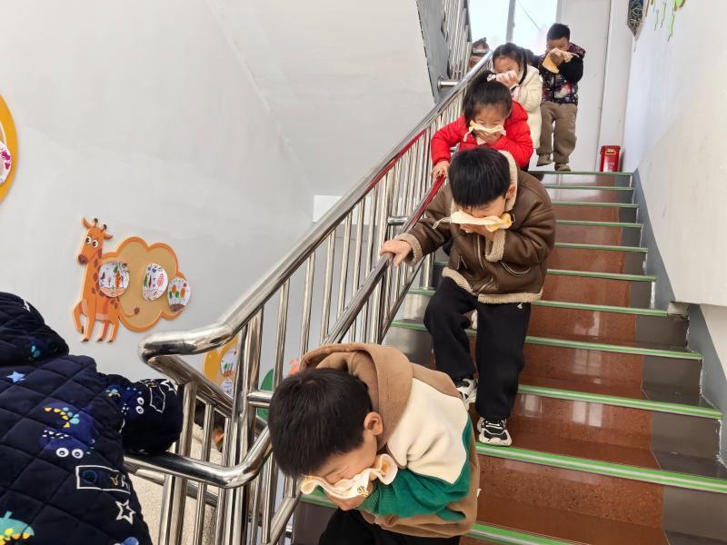 舒茶镇中心幼儿园开展消防应急疏散演练