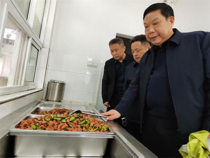 县教育局营养办到五显镇中心学校检查指导工作