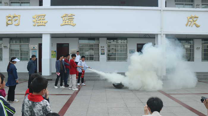 杭埠镇中心小学举行消防安全疏散演练活动