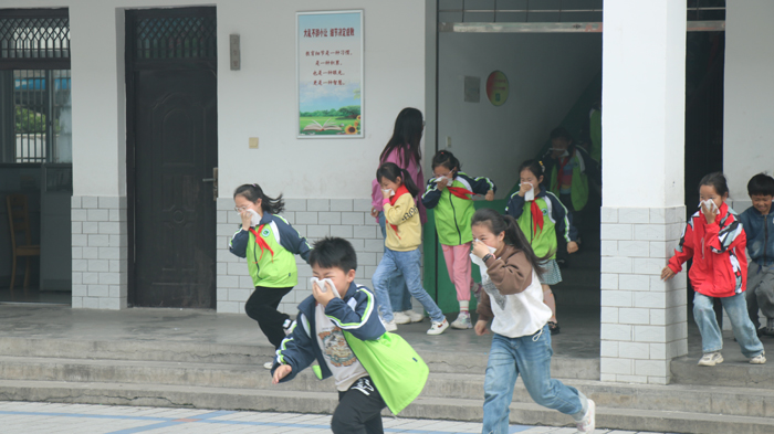杭埠镇中心小学举行消防安全疏散演练活动