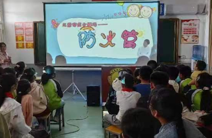 棠树乡中心小学开展爱国影片观影活动
