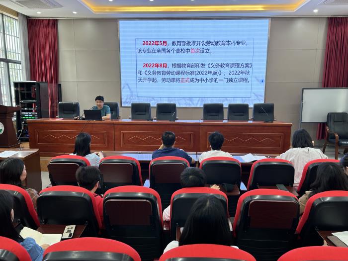 本次劳动教育培训会由该校分管教学的副校长潘桂生