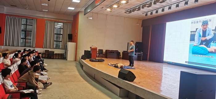 干汊河中学开展"应急救护知识与技能"培训活动