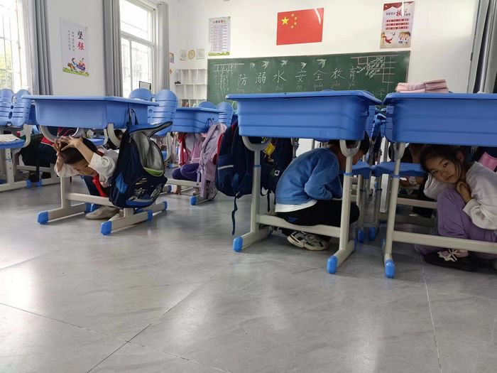 城关镇沙埂小学开展防震减灾疏散演练活动