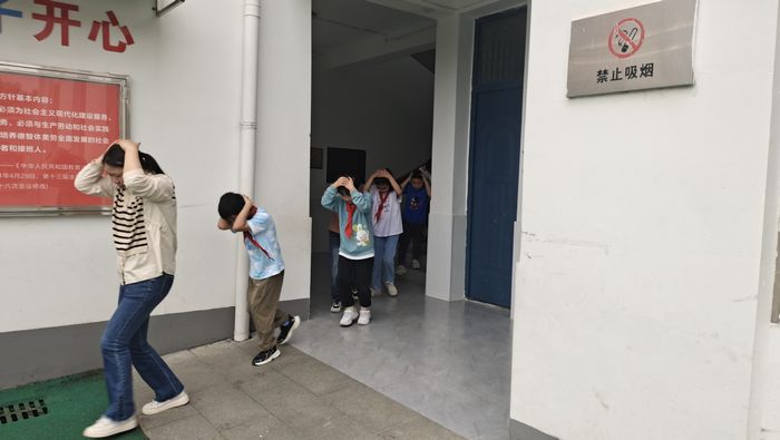 活动最后,校长对本次演练活动做了总结,他强调安全大于天,希望同学们