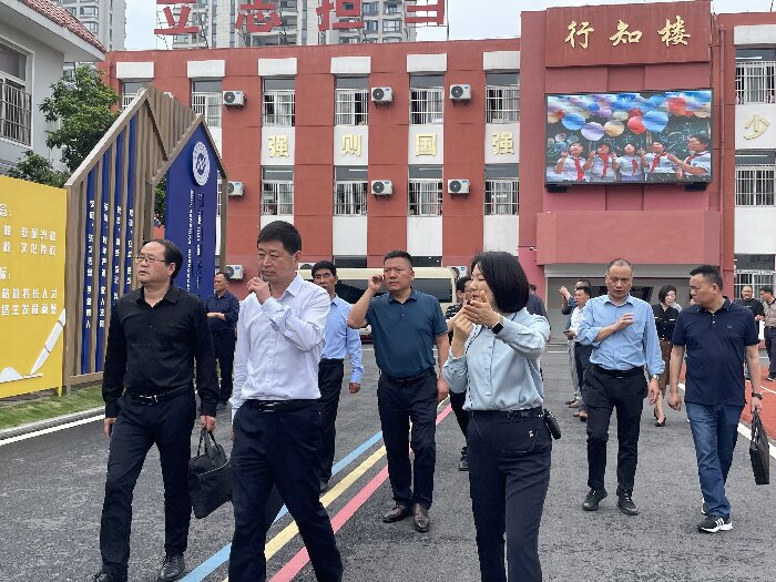 六安市裕安区教体局一行到城关二小教育集团龙舒路校区  参观交流义务