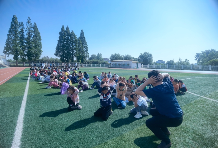 舒茶镇中心学校举行防震减灾应急疏散演练