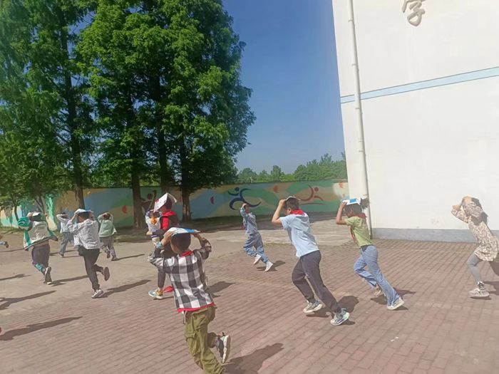 桃溪镇中心学校开展防震应急演练活动