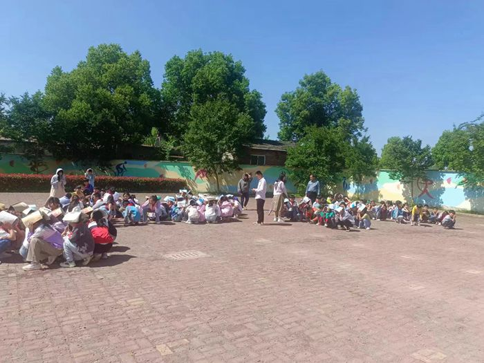 桃溪镇中心学校开展防震应急演练活动