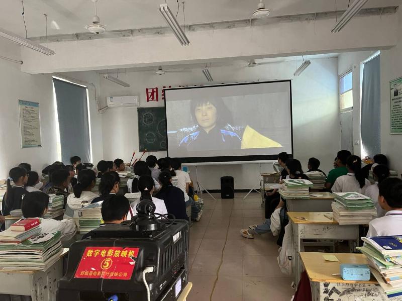 西衖中心学校组织学生观看爱国主义电影