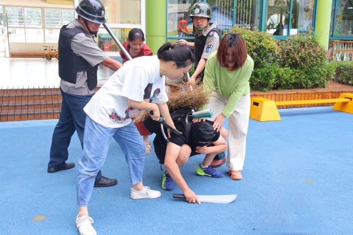 城关幼儿园开展反恐防暴安全演练