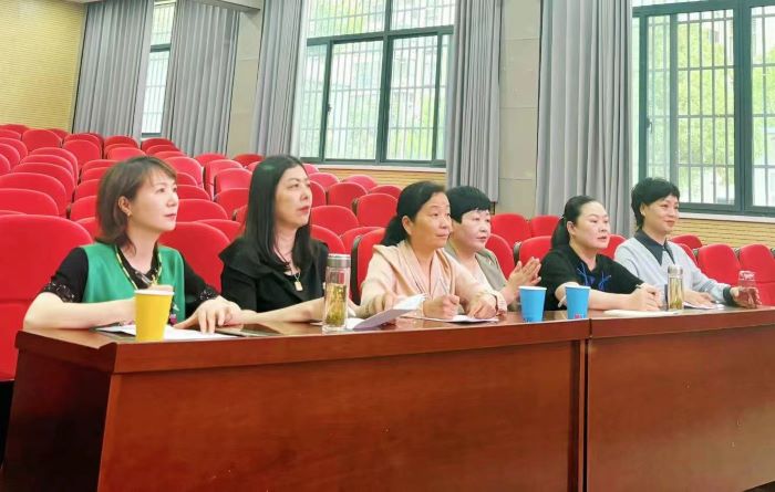 城关中心校校长刘卫东带领五位评委老师来到城关三小桃溪中路校区进行