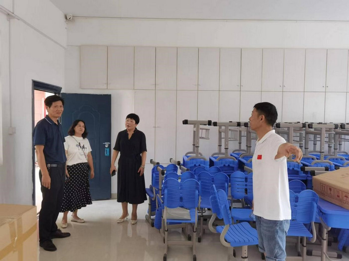 城关中心校到城关三小教育集团本部督查开学准备工作