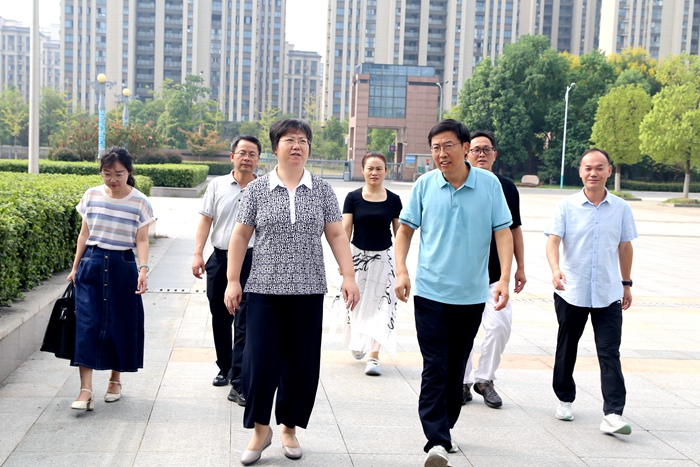 王庭美莅临舒城二中开展第40个教师节慰问活动