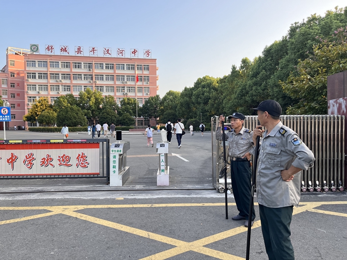 站好"护学岗" 守护"成长路"