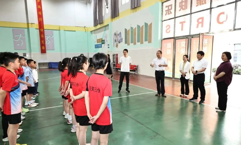 县四个班子领导开展“六一”慰问活动