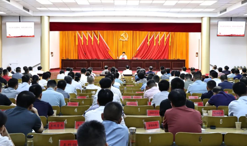 县委深入贯彻中央八项规定精神学习教育专题党课报告会召开