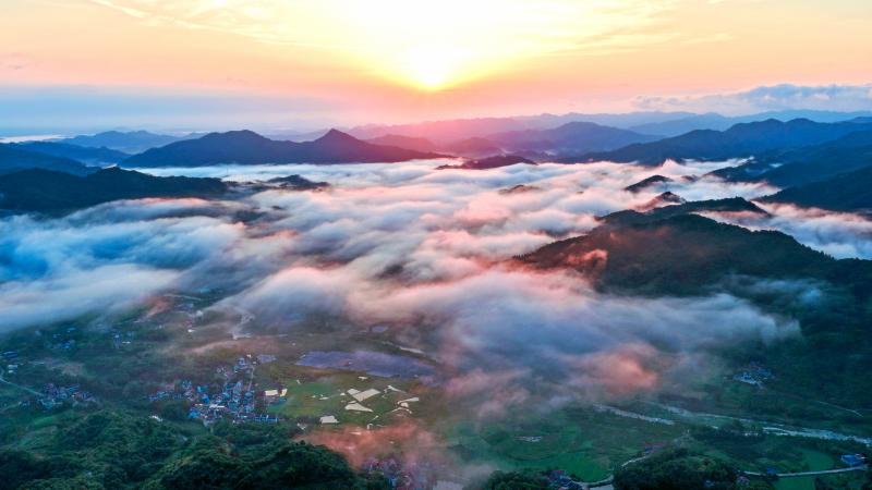 晓天镇：曦光漫染水云间