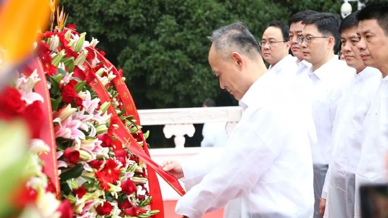 舒城县举行烈士纪念日向烈士敬献花篮仪式