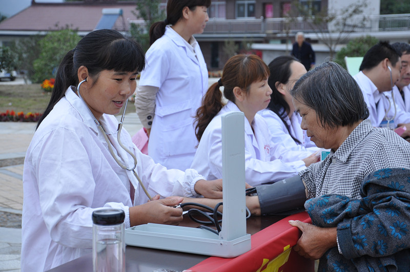 晓天镇计生办与中心卫生院联合开展健康服务活动