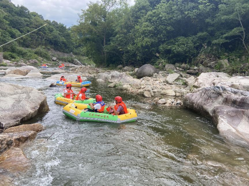 晓天镇：万佛山大龙潭峡谷漂流试漂起航