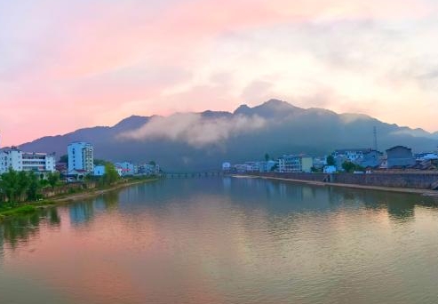 晨光旖旎晓天河